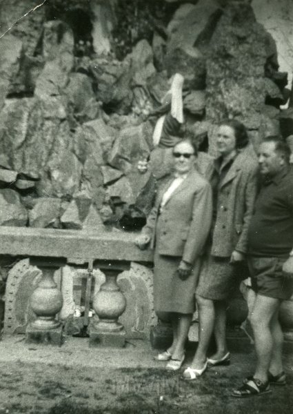 KKE 5020.jpg - Fot. Wycieczka. Grupowe. Od lewej: Maria Kobordo (z domu Strumiłło) z siostrą Jadwigą Rapacką (z domu Strumiłło), Włodzimierz, lata 70-te XX wieku.